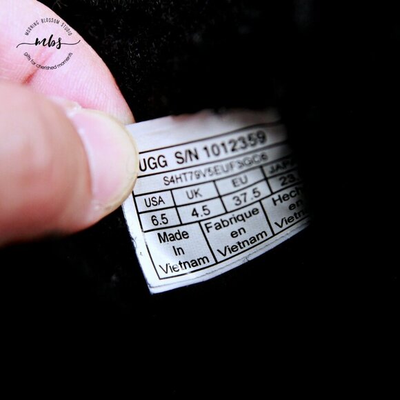 UGG Quincy Shearling Suede Lace Up Fold Over Short Boot Black Women 6.5 - Picture 16 of 16